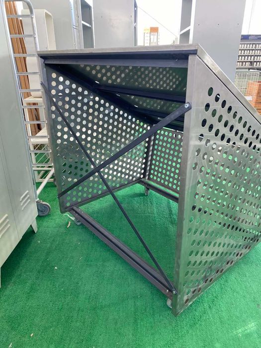 Щанд от неръждавейка на колела за продажба на плодове и зеленчуци