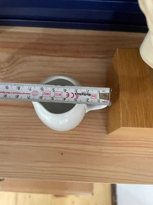 pahar pt masura lapte de uz menajer langa ceasca de cafea Chloe Paris