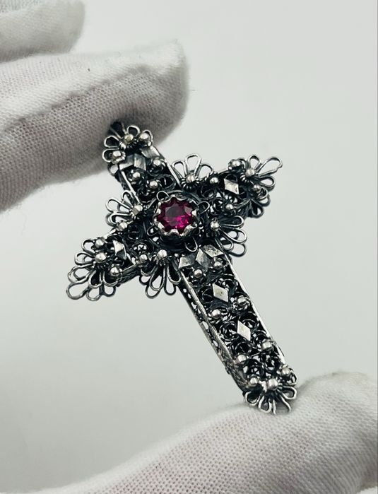 Филигранен сребърен кръст с рубин