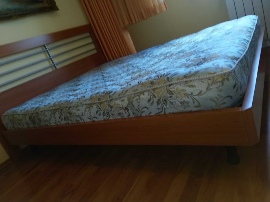Vând pat de dormitor cu saltea.