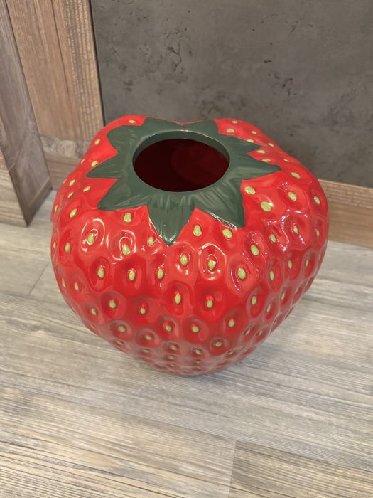 Ваза за цветя ягода