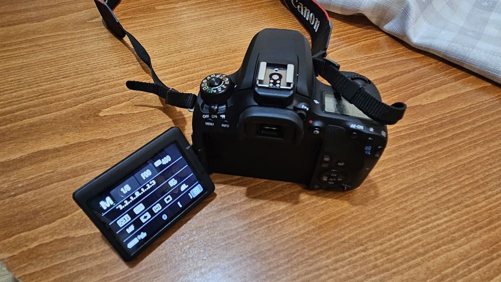 Фотоапарат DSLR Canon EOS 77D