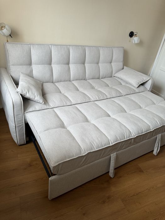 Диван белый светлый