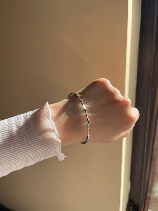 Елегантна минималистична гривна тип маншет.