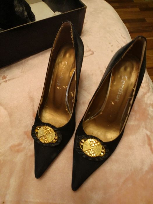 Продаются, женские туфли выходные, атласные на шпильке!