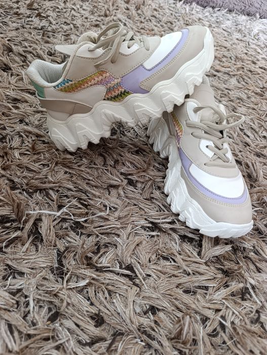 Продам кроссовки