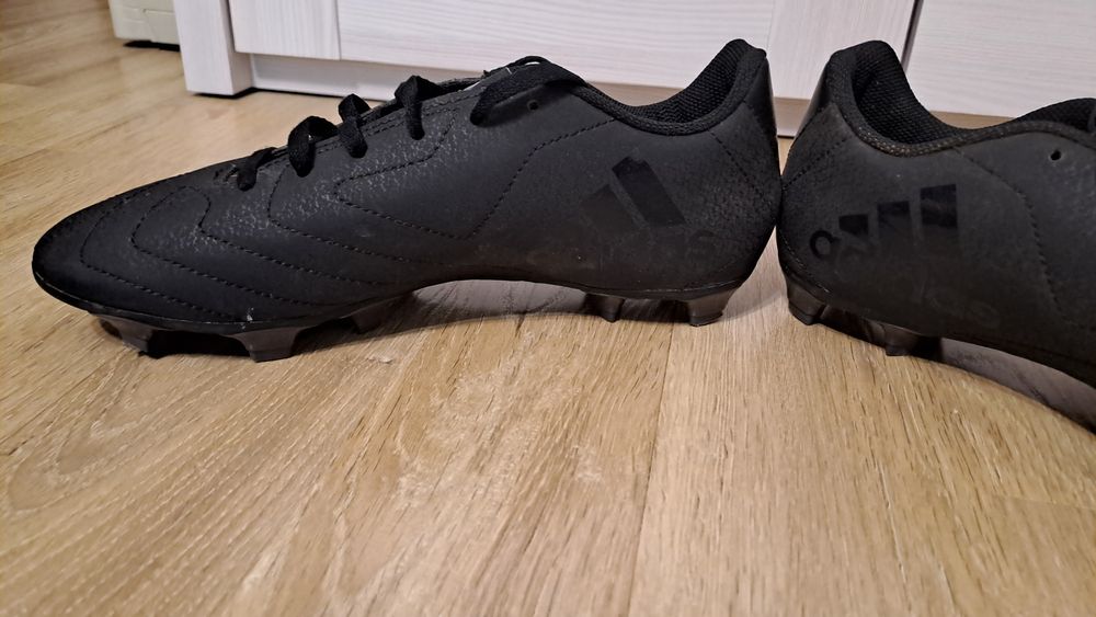 Футболни обувки Adidas  номер  41.5