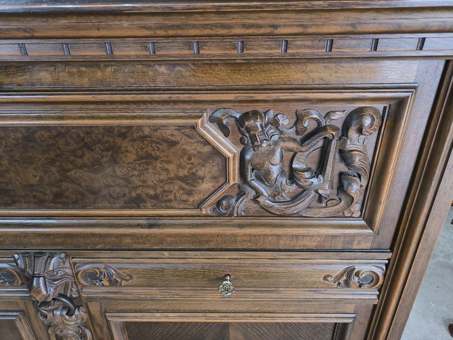 Елегантен дъбов шкаф с дърворезба