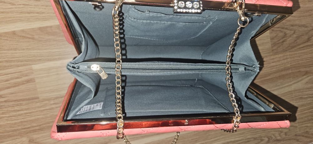 Poșetă corai ,nouă