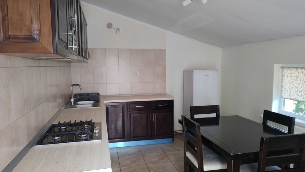 Ofer spre închiriere apartament cu 2 camere