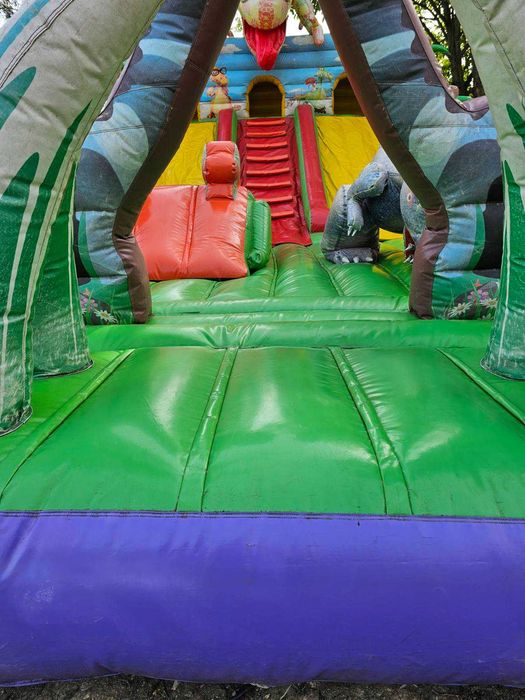 Надуваем батут динозавър