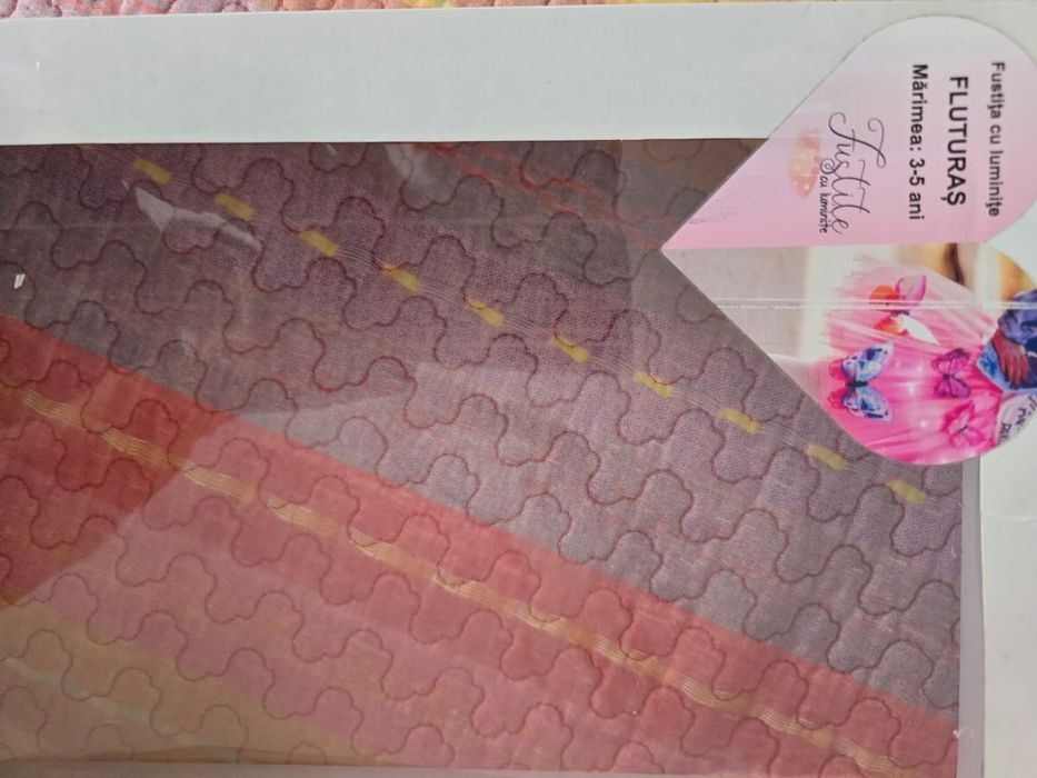 Fustița Fluturaș Roz este o fustiță pentru fetițe creată manual în România, realizată din tulle roz pal extra-moale și decorată cu fluturași 3D