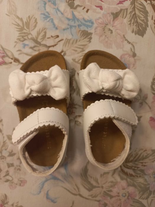 Бели сандалки за момиченце