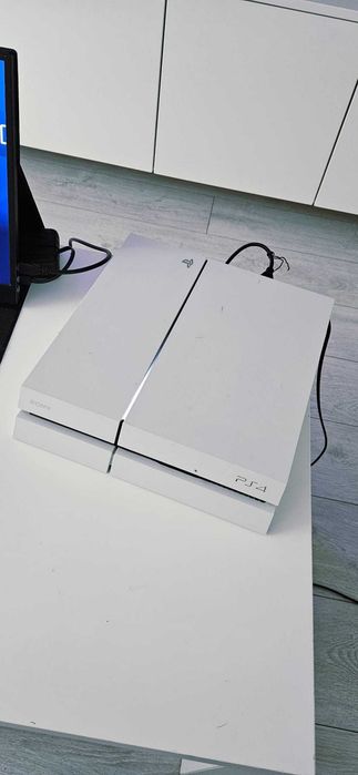 PS4 (PlayStation 4)