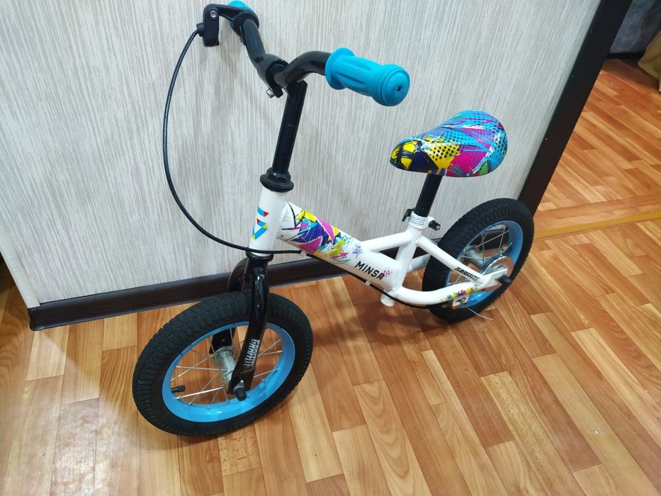 Беговел Minsa белого цвета