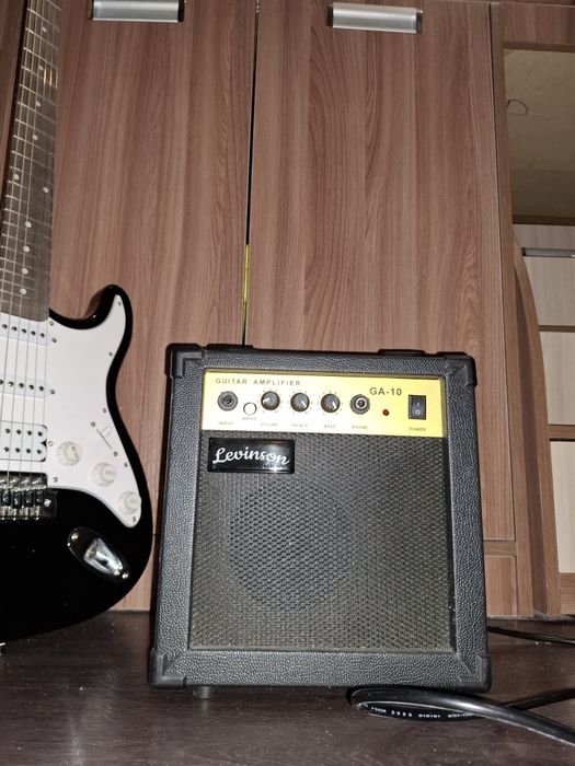 продам электрогитару с комбоусилителем