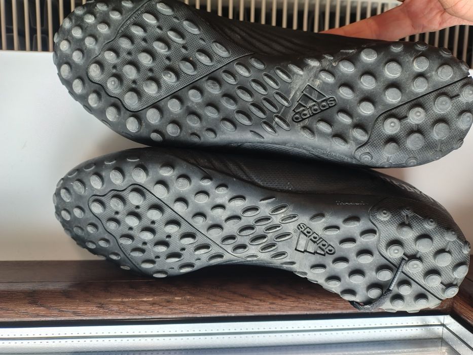 vând crampoane  de sintetic