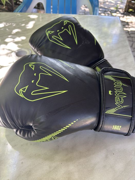 Боксови ръкавици - VENUM IMPACT BOXING GLOVES - BLACK/neon green