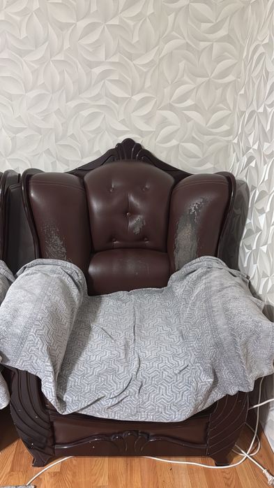 Кожаный диван с двумя креслами