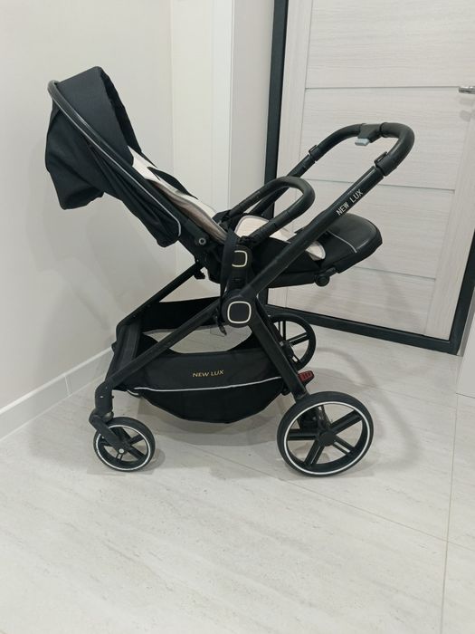 Продам детскую коляску +подарок детский столик