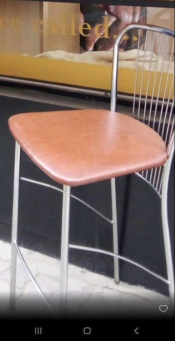 Продавам 2 броя бар столове с облегалки за 100 лева и 4 друг модел
