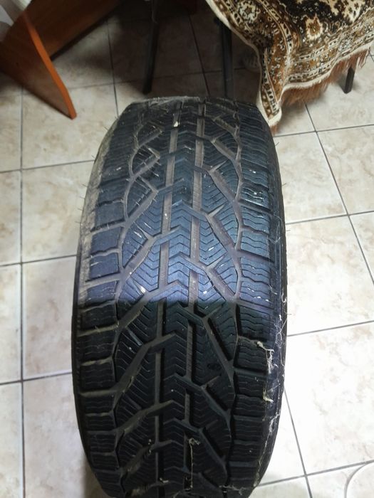 Vind set de 4 cauciucuri 215