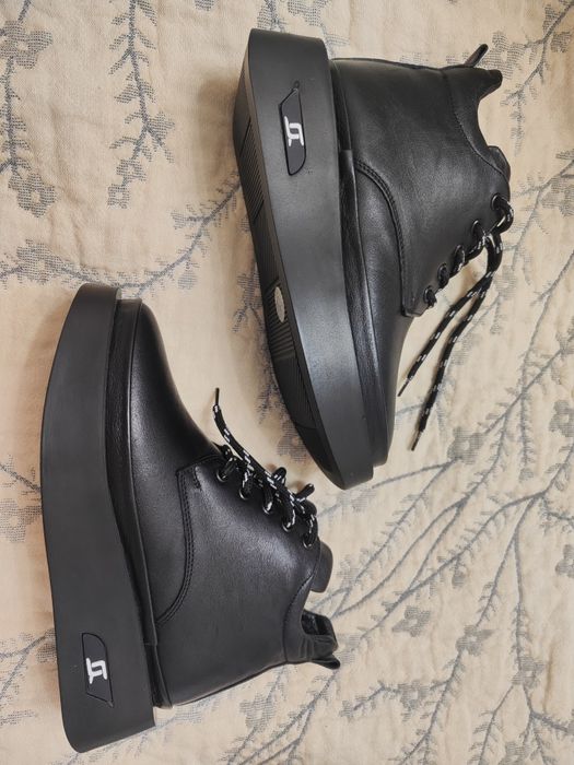 Продам ботинки новые женские