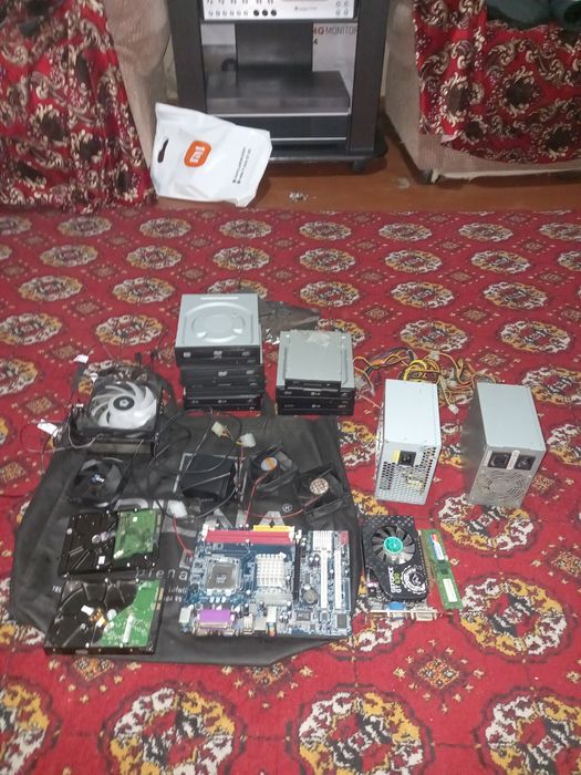 Продаются компьютерные запчасти. Кому что нужно — обращайтесь.

Продаю