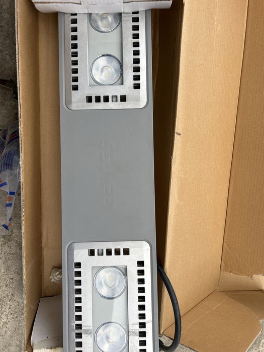 Lampa led 4 sau 2