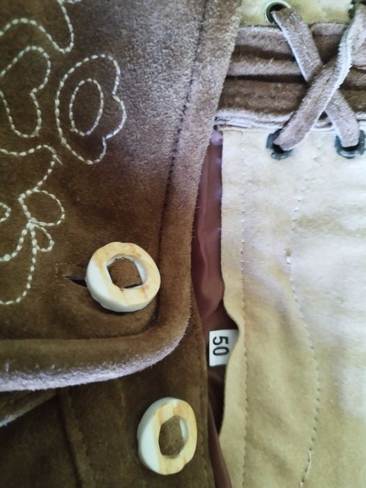 Pantaloni tradiționali bavarezi Lederhosen