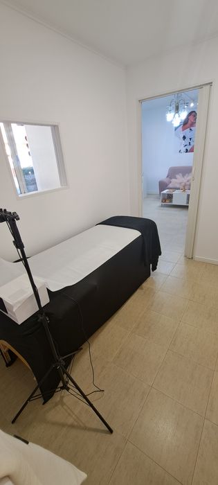 Închiriez camera de Gene