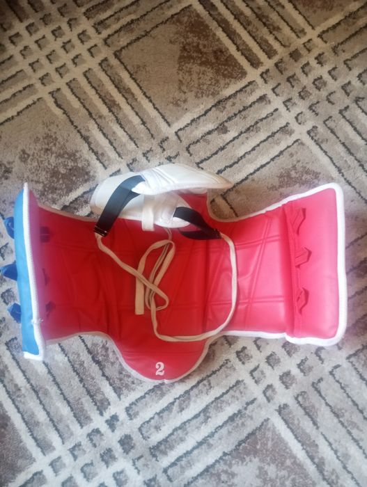Taekwondo uchun pradektr, shitki, shlem kaskali hammasini holati zoʻr.