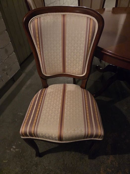 Masă extensibilă din lemn masiv cu 6 scaune