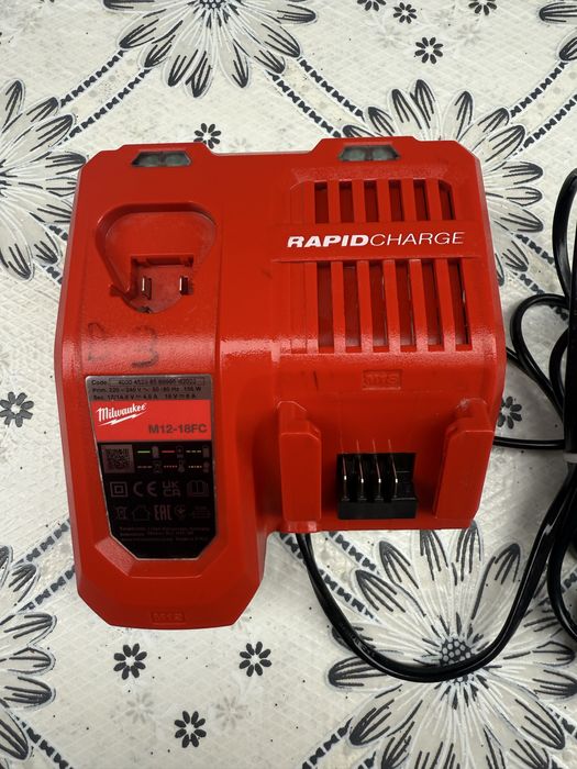 Зарядно устройство за Li-Ion батерии Milwaukee M12-18