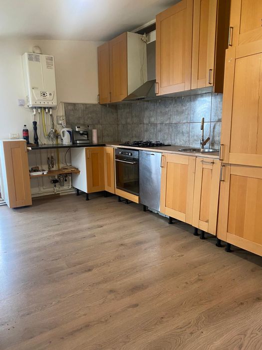 Închiriez casă în Ineu