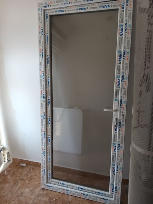 Vând ușa termopan geam fumuriu nouă