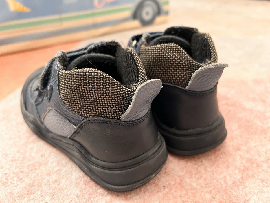 Детски кожени обувки размер 25 и Lasocki  26