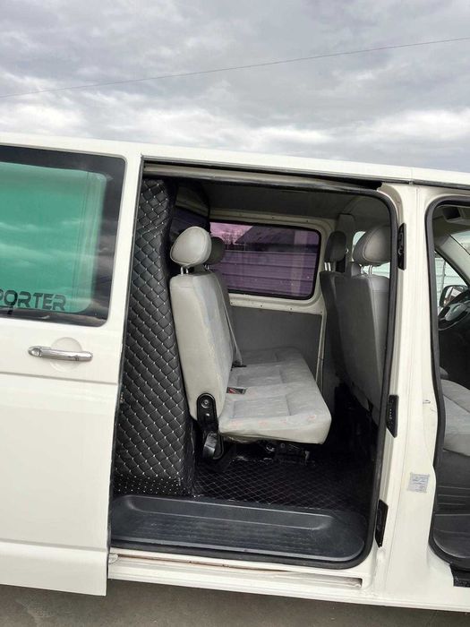 Vand Volkswagen Transporter T5 cu 6 locuri și dubă an 2007 maxim de lung