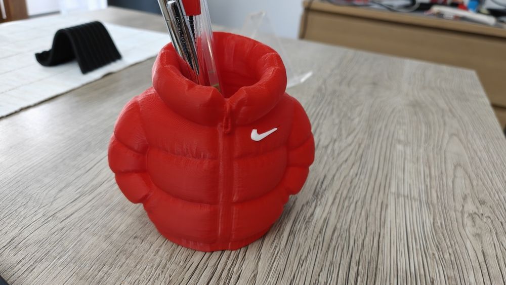 3D принтиран органайзер за химикалки – Nike стил