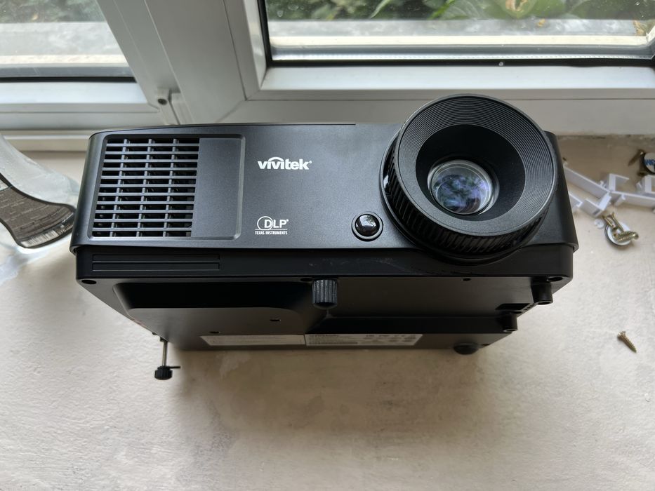 Проектор Vivitek с полотном