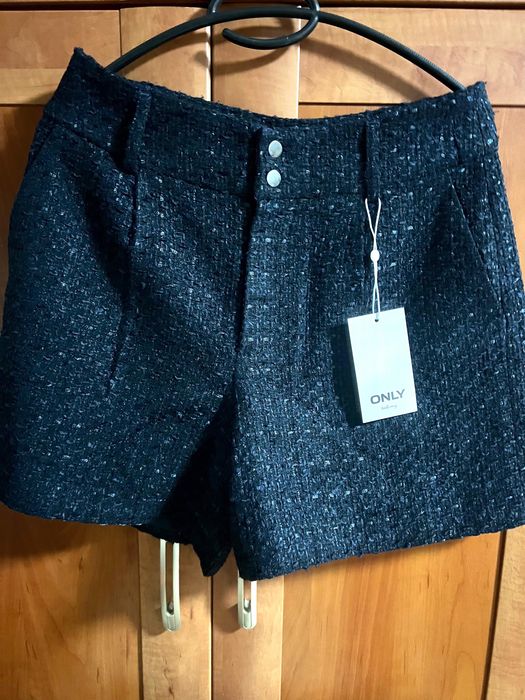 Pantaloni scurti tip fusta