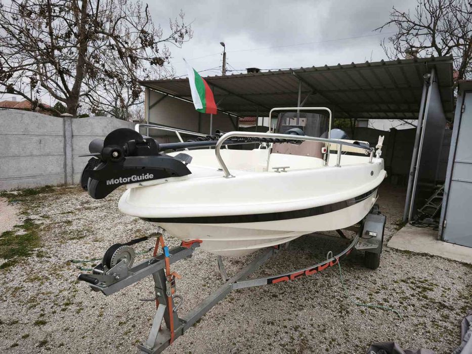 Лодка BELUGA 430 с двигател и Колесар напълно оборудванаа