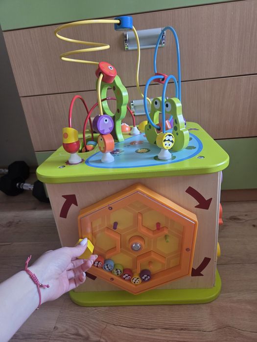 Дървен дидактически куб с активности Hape