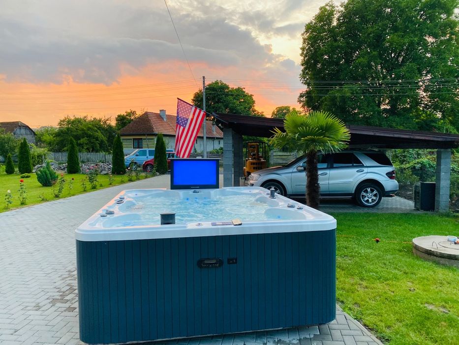 Jacuzzi exterioare 810 persoane MiercureaCiuc • OLX.ro