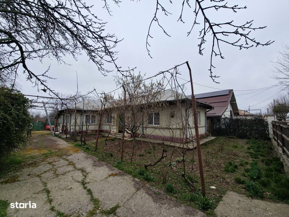 Casa (2 corpuri) si curte de 1401 mp la soseaua principala, Amara!