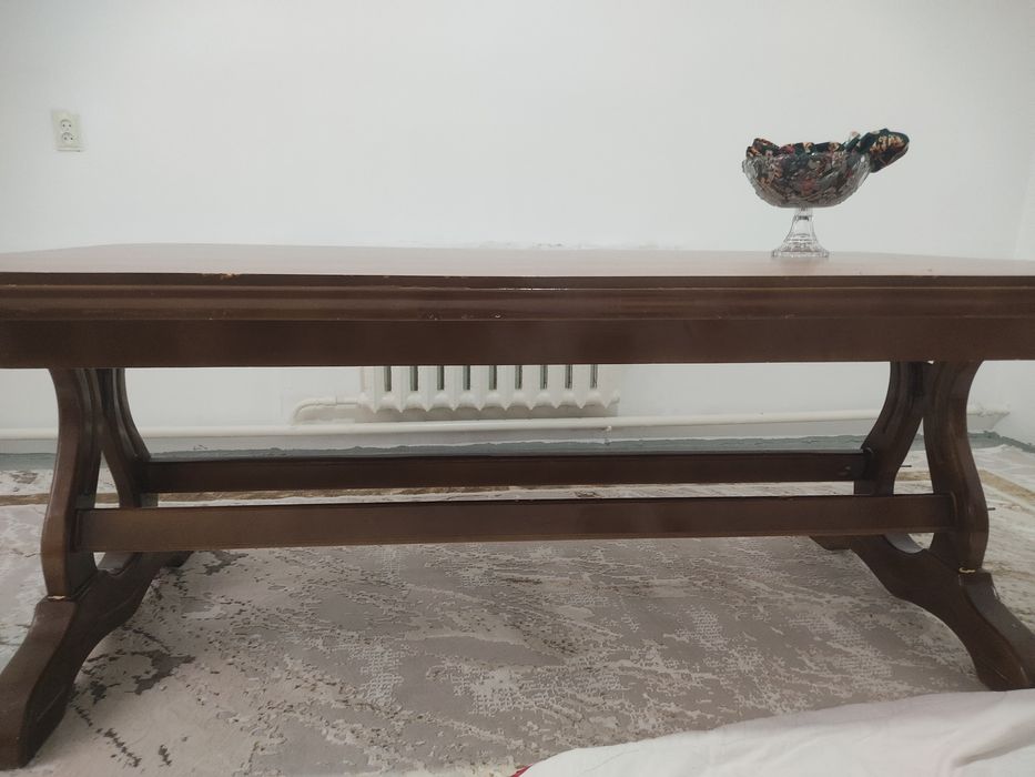 Гостиный стол сатылады