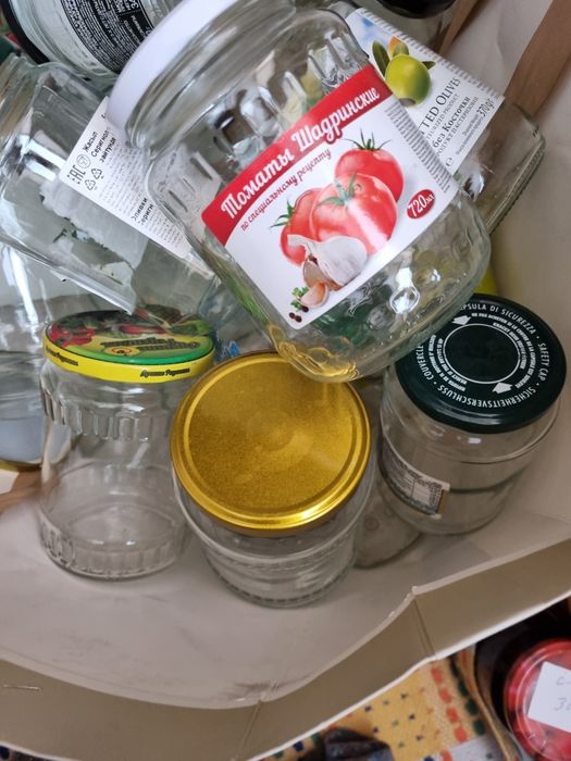 Банки стеклянные, много разные.