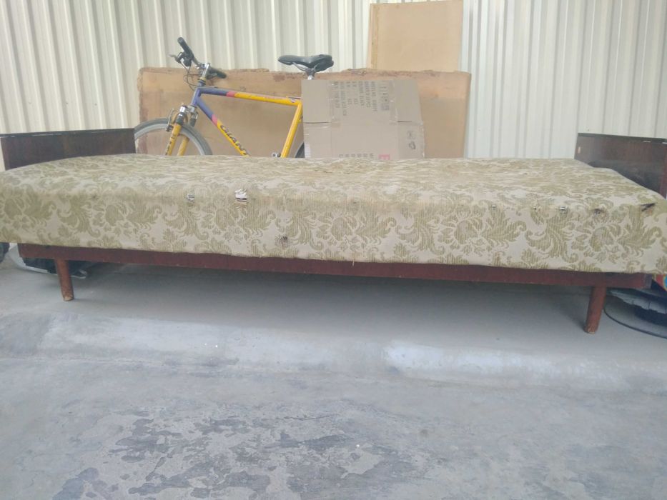 Диван с ящиком внутри