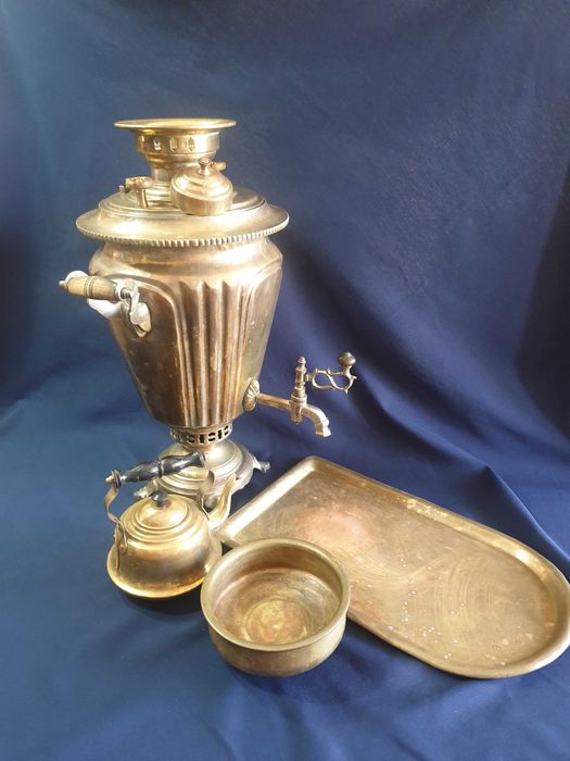 Голям руски имперски самовар и меден самовар на въглища