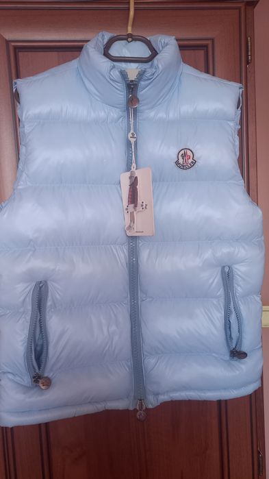 Юношески елек Монклер.